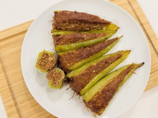 Gefüllte Paprika mit Glasnudeln und Schweinehackfleisch