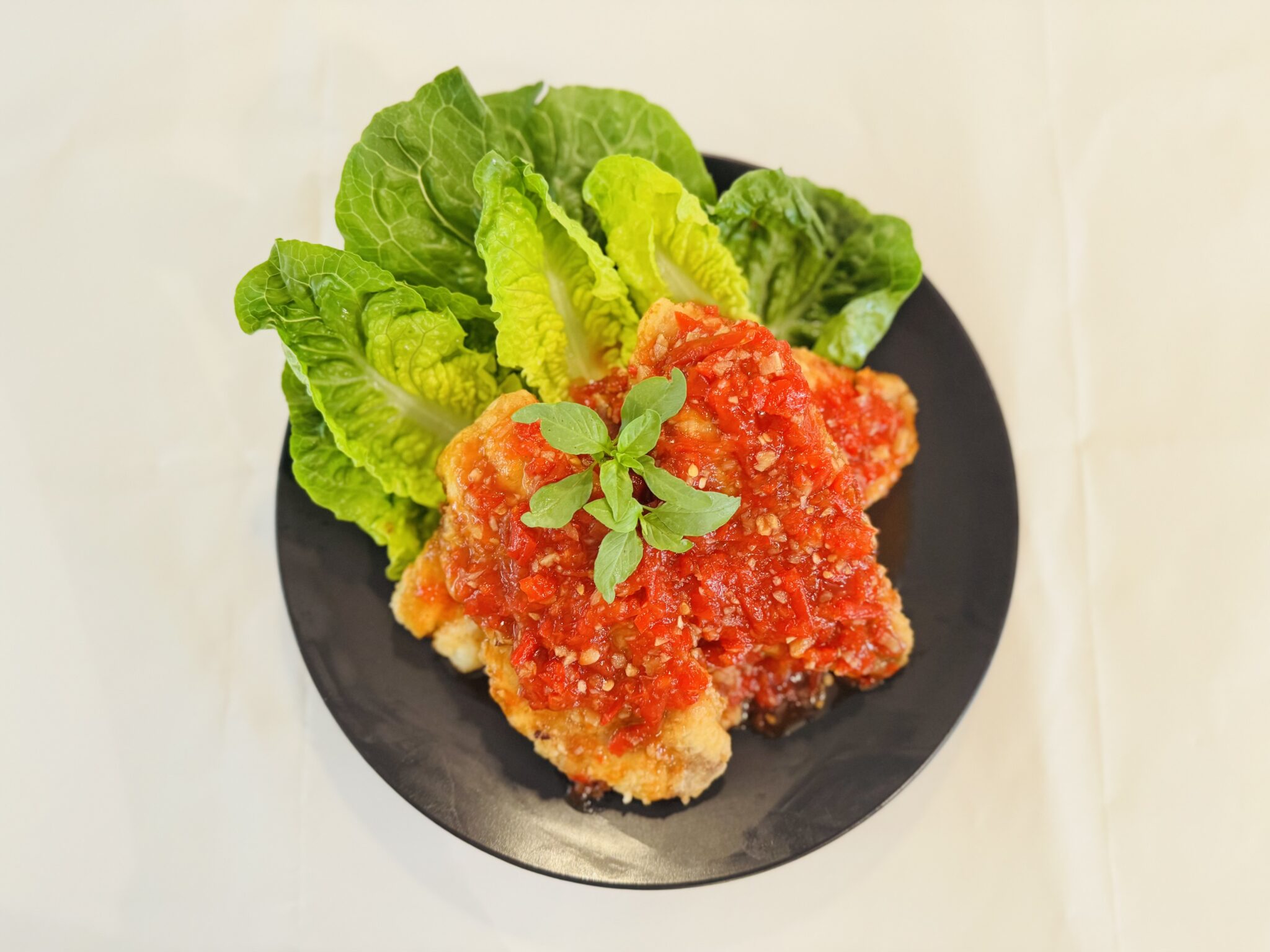 Gebratener Fisch mit süßer Chilisauce