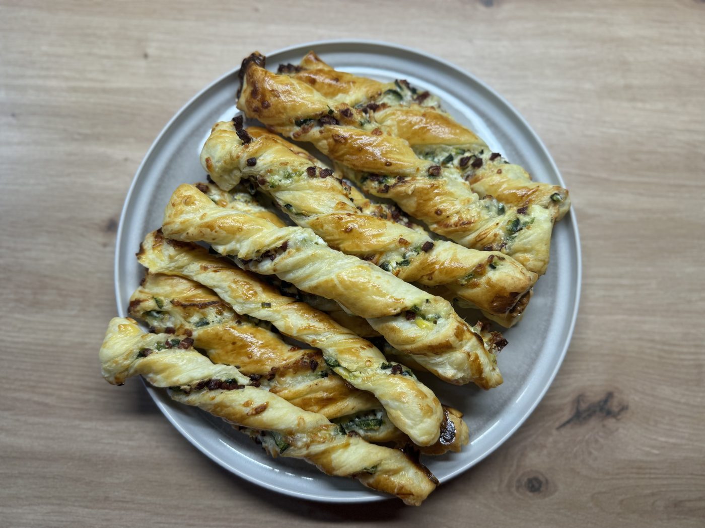 Jalapeño Puff Twists mit Frischkäse & knusprigem Bacon
